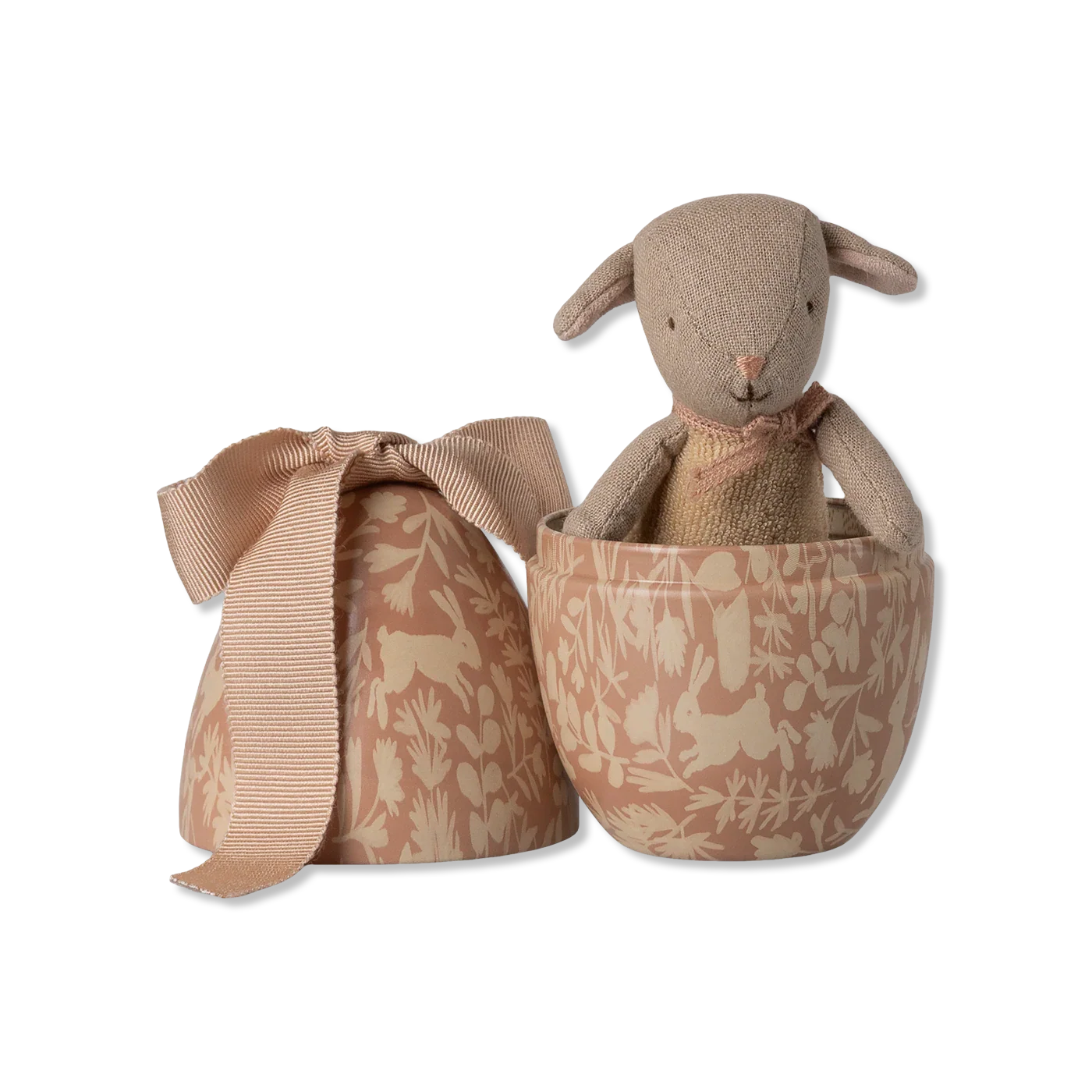 Easter egg with micro lamb Pasen